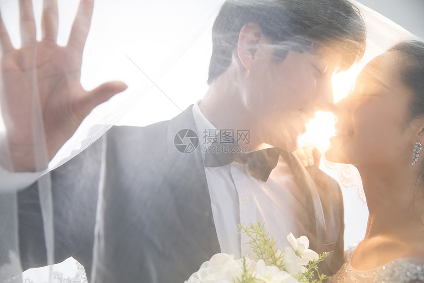 青年人面对面满意浪漫的新郎和新娘图片