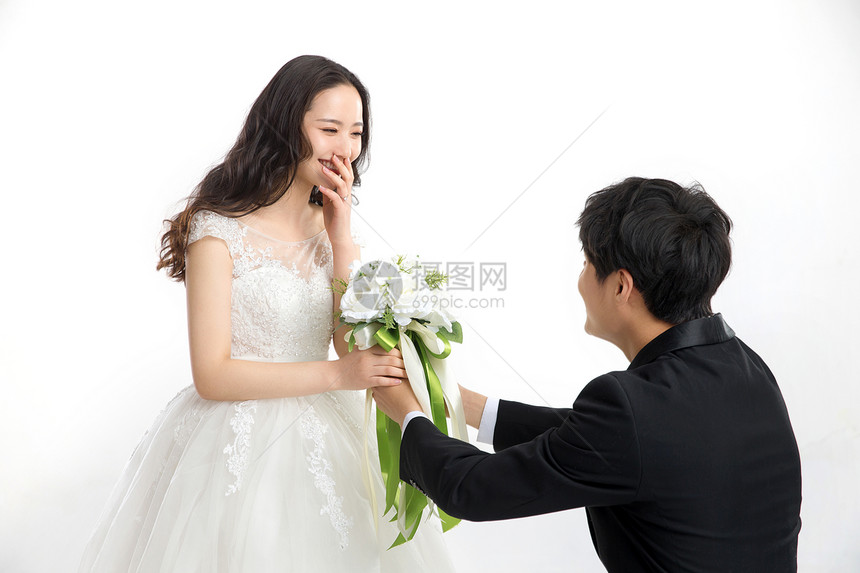 花束人盛装浪漫的新郎和新娘图片
