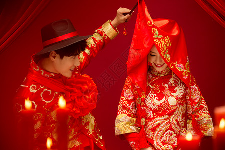 花烛举办中国风婚礼的新人背景