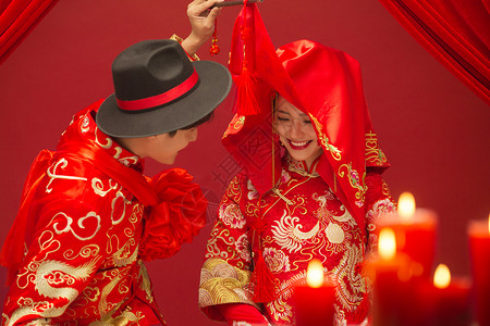 揭开面纱民俗中式古典婚礼的新人背景