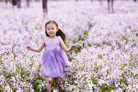 请深爱紫色女孩季节放松可爱的小女孩在户外背景