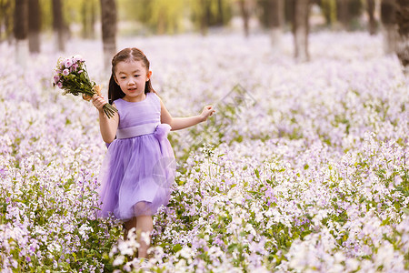 清新紫色花束儿童可爱的小女孩在户外背景