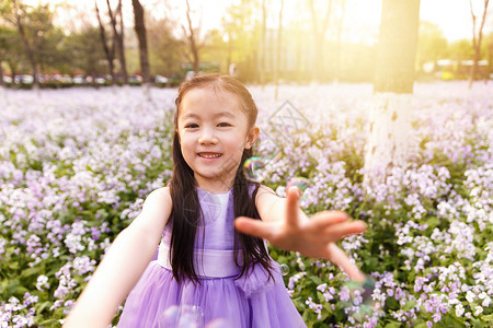 紫色抽象泡泡郊游可爱的小女孩在户外背景