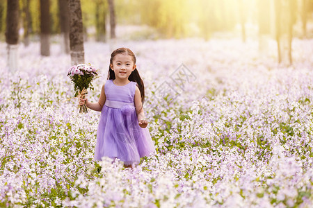 清新紫色花束嬉戏的学龄前儿童水平构图可爱的小女孩在户外背景