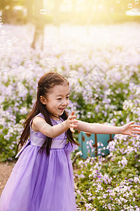 春天活力伸手可爱的小女孩在户外图片