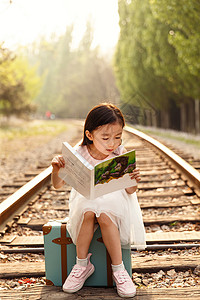 铁轨仅一个人树林可爱的女孩在户外图片
