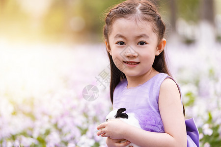 活力休闲郊游可爱的女孩在户外图片