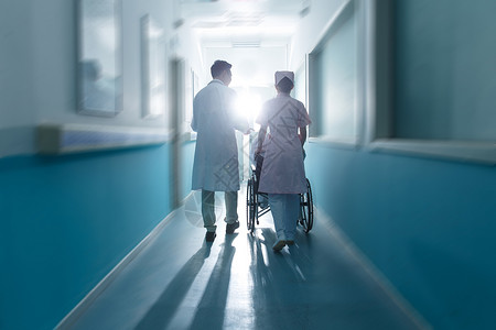 室内医疗轮椅工作服信心成年人医务工作者在医院的走廊背景