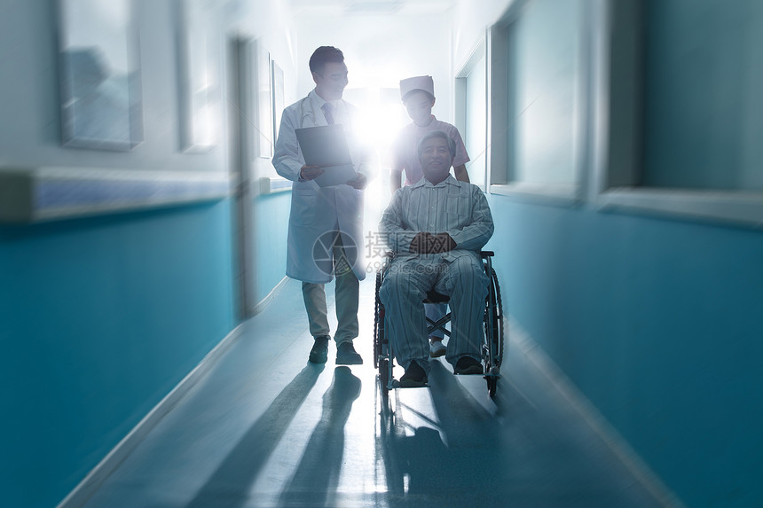 医护工作者和老年男人在医院走廊图片