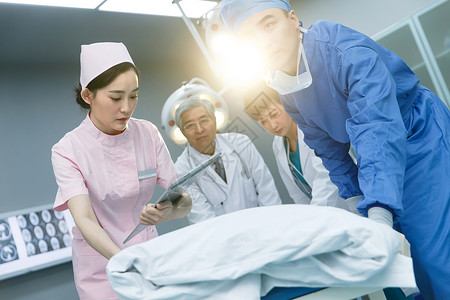 东方人四个人服务医务工作者抢救病人背景图片