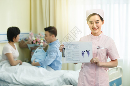 责任海报产房保护工作服东亚护士和新生儿的父母背景