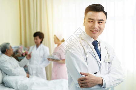 服务专业人员青年人医务工作者和患者在病房里图片
