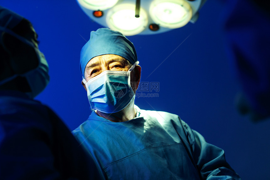 中年女人医疗工具专业人员医务工作者在手术室图片