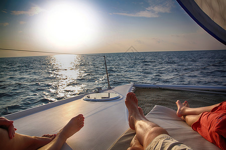 躺在船上人一家三口在游艇上晒太阳背景
