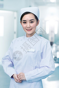 年轻的女护士在医院走廊背景图片