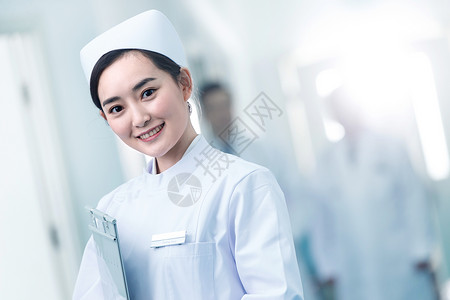 年轻的女护士在医院走廊图片