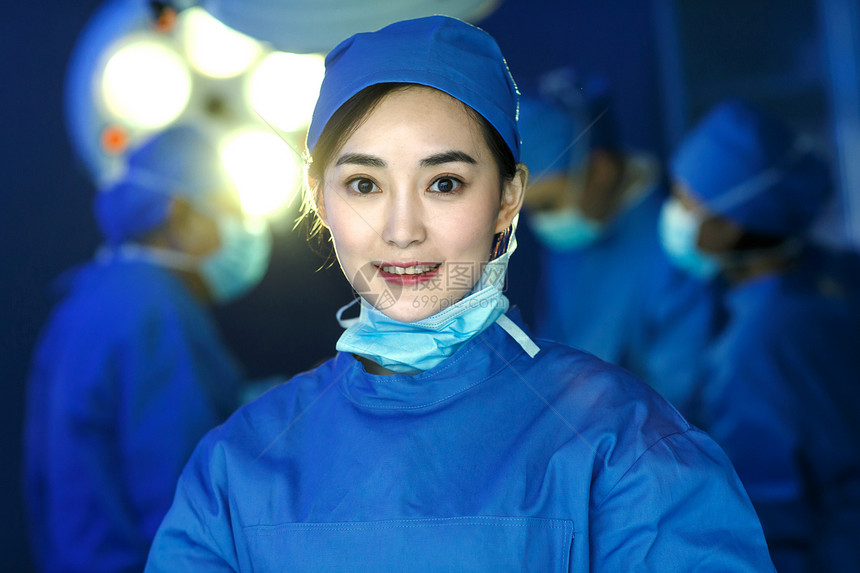 专门技术急诊处20多岁医务工作者在手术室图片