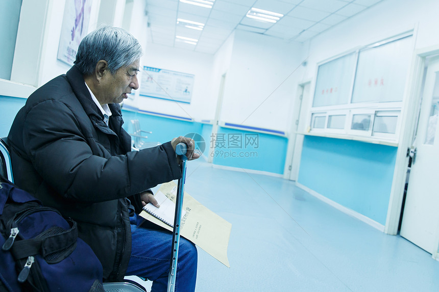 独处孤独康复生病的老人在医院图片