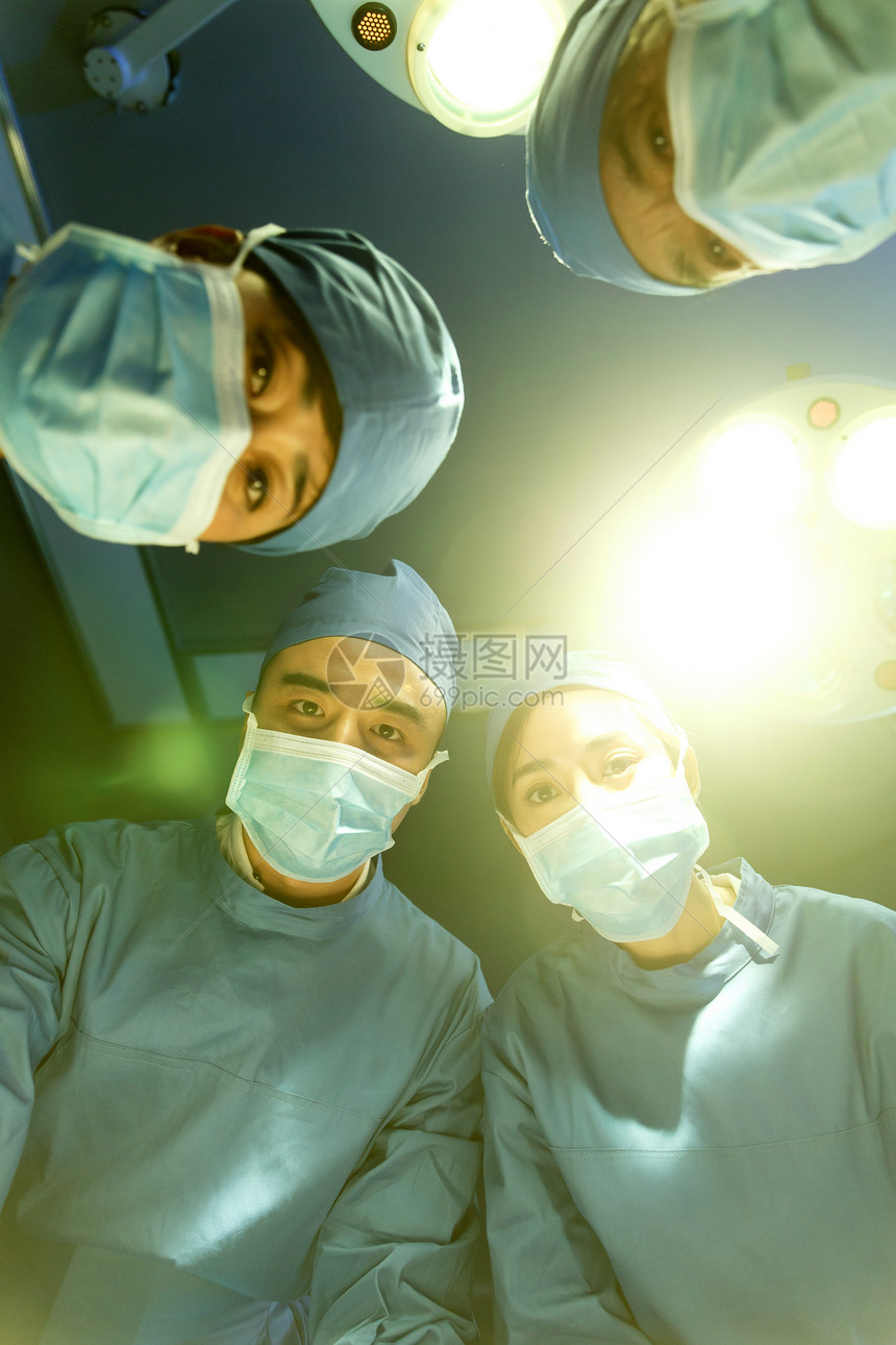 手术器械可靠紧急求助医务工作者在手术图片