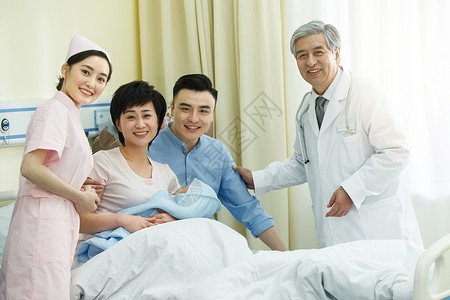 医生工作服健康保健工作人员女人医护人员和新生儿的父母图片