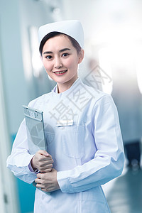 25岁到29岁专门技术彩色图片年轻的女护士在医院走廊背景图片