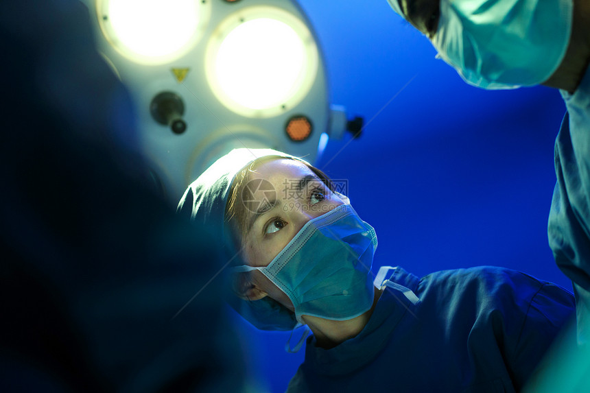 医药职业两个人医务工作者在手术室图片