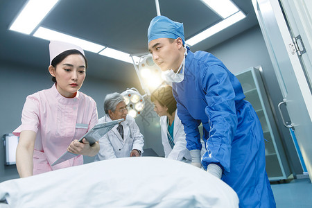 跑外科医生亚洲人医务工作者抢救病人背景图片