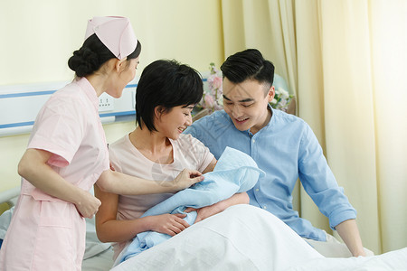 东方人制服人护士和新生儿的父母图片