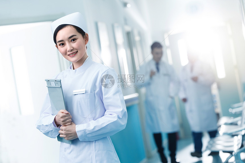 护士水平构图成年人医务工作者在医院的走廊图片