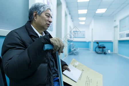亚洲户内老年人生病的老人在医院图片