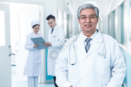 搞卫生的男人健康保健工作人员听诊器保健医务工作者在医院的走廊背景