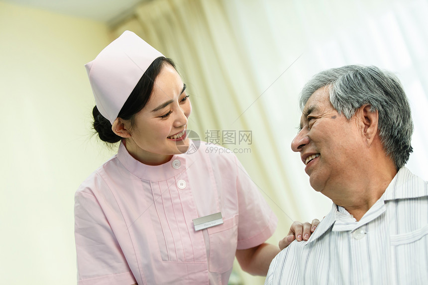 卫生东方人护士和患者在病房里图片