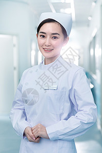 放松工作服人年轻的女护士在医院走廊图片