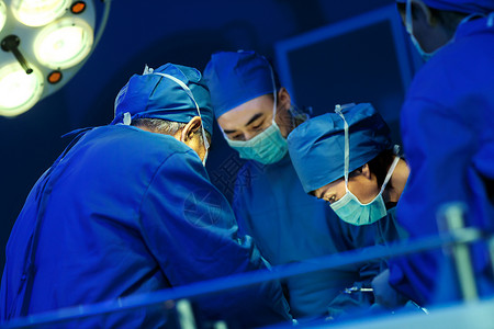 保护工作服四个人医疗用品医务工作者在手术高清图片