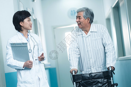 服务病历卡大半身医生和老年男人在医院走廊图片
