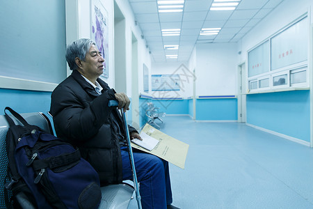 现代寂寞拐棍生病的老人在医院图片