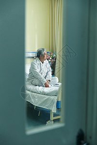 独处关爱仅成年人生病的老人在病房图片