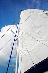 蓝天下的帆船户外旅游目的地交通航海帆船背景