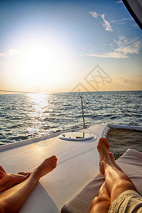 马尔代夫人父子在游艇上晒太阳背景
