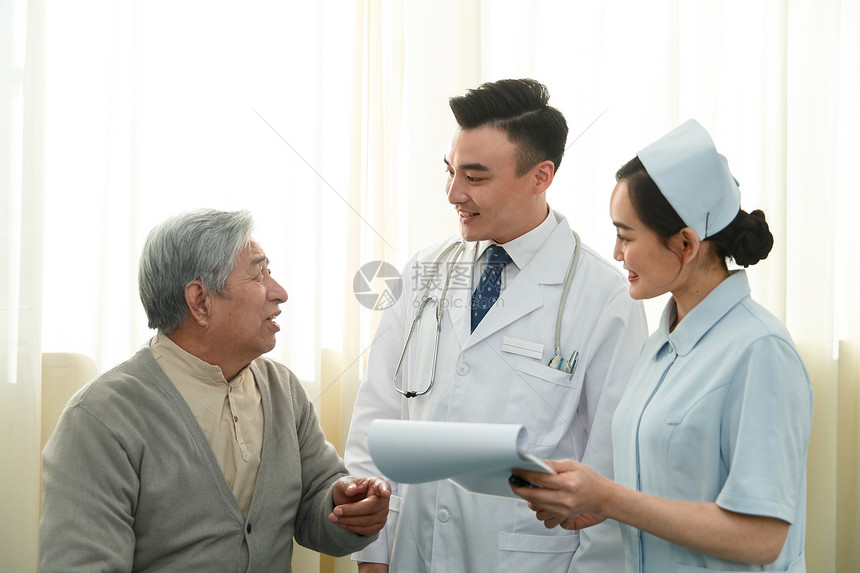卫生医生青年男人医务工作者和患者在病房里图片