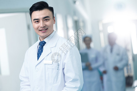 服务半身像亚洲医务工作者在医院的走廊图片