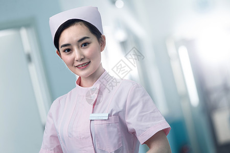 亚洲成年人户内年轻的女护士在医院走廊背景图片