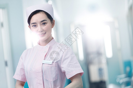 服务彩色图片站着年轻的女护士在医院走廊背景图片