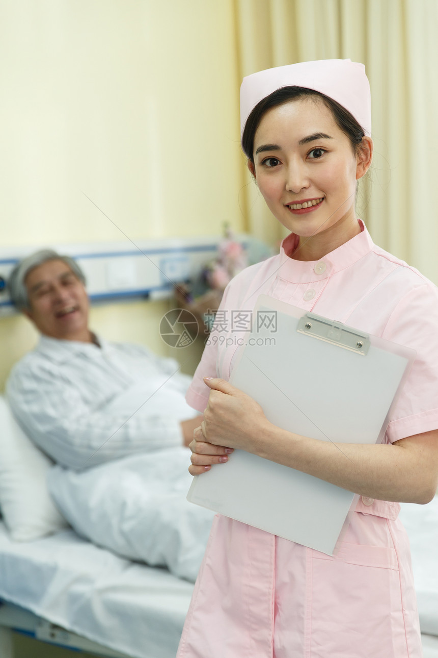 退休医护服身体关注护士和患者在病房里图片