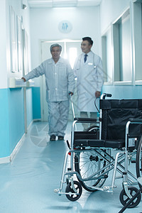 拐棍住院部现代医生和老年男人在医院走廊背景