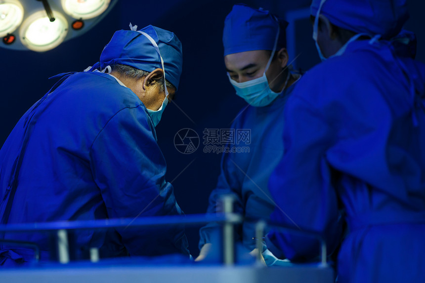 生病户内男人医务工作者在手术图片