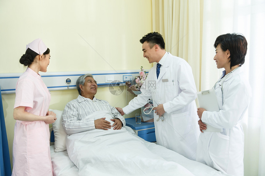 专家微笑专门技术医务工作者和患者在病房里图片