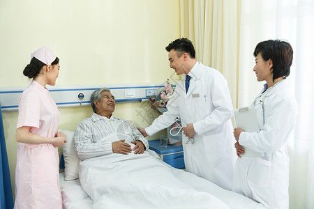 专家微笑专门技术医务工作者和患者在病房里图片