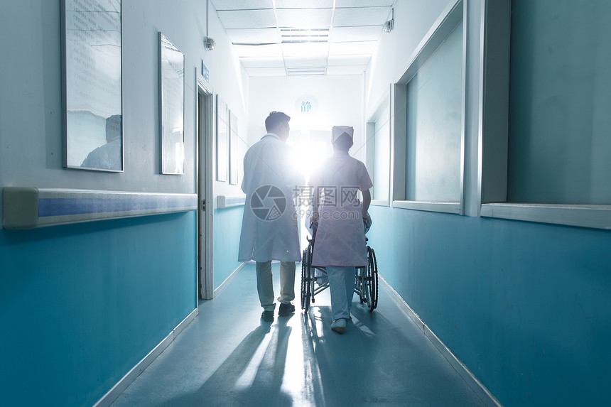 卫生彩色图片全身像医务工作者在医院的走廊图片