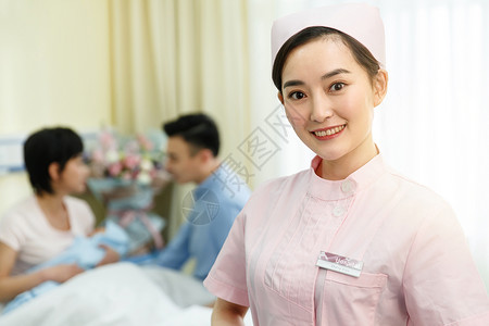 产科医师专门技术制服包裹护士和新生儿的父母背景